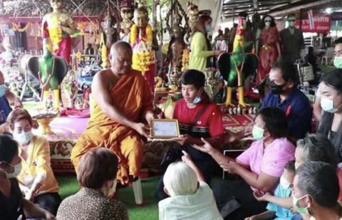 寺庙|包工头买彩票中了1200万 拿出100万现金到寺庙还愿