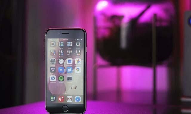 不动|被“捧上天”的iPhoneSE2,为什么卖不动了?答案很现实!