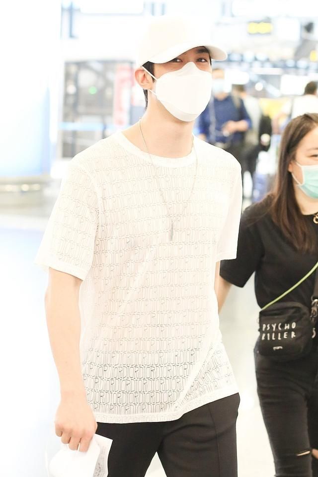 可爱|李治廷黑白look简约低调帅气满分 举双手挠头呆萌可爱