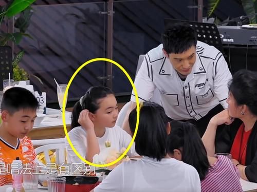  迎来|中餐厅迎来“最美小妹妹”，正脸撞型李兰迪，侧脸还神似迪丽热巴