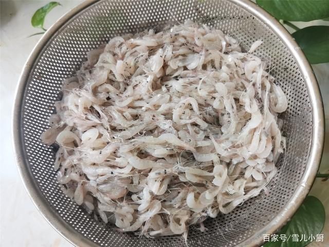  用汤匙舀出|小河虾煮着吃、炒着吃太小，这样做最香，老公特别喜欢吃的下酒菜