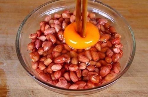  好吃|花生米里加上3个鸡蛋，没想到这么好吃，不用炸也不用煮！