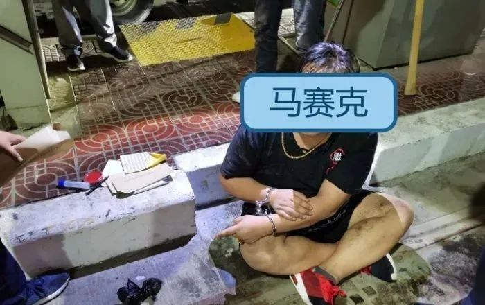 大半夜|男子携带毒品半夜回家结果被抓，反问民警：大半夜了你们还上班？