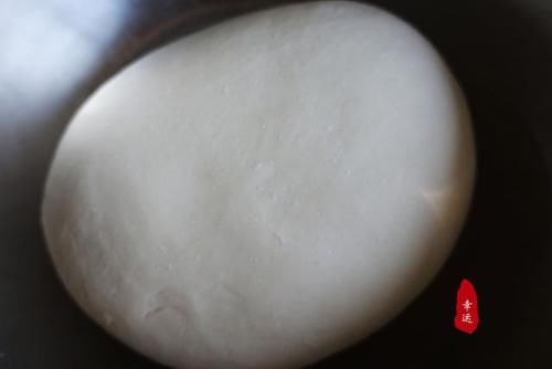 酥脆|酥脆鲜美的锅贴上桌了,皮儿颜色金黄有嚼劲,平时我就爱吃馅儿