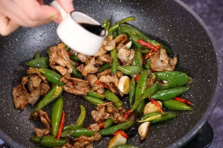  新鲜|炒肉时，什么时候放酱油？做菜10年都不懂，难怪肉质不新鲜
