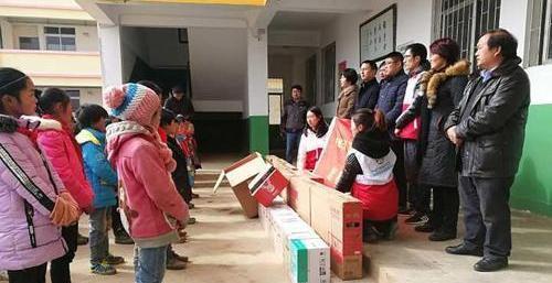 反骂|“冰花男孩”申请贫困户遭拒，父亲发博卖惨，却被反骂吃相难看