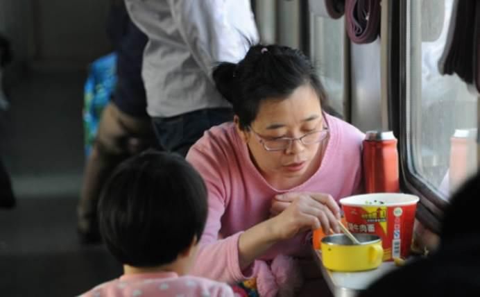 餐车|为何火车上的餐车推来推去，却都没人买？有这三点原因