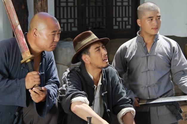  土匪头子|他辞官回家遇上土匪劫财，打开他的行李箱后，土匪立马对他下跪