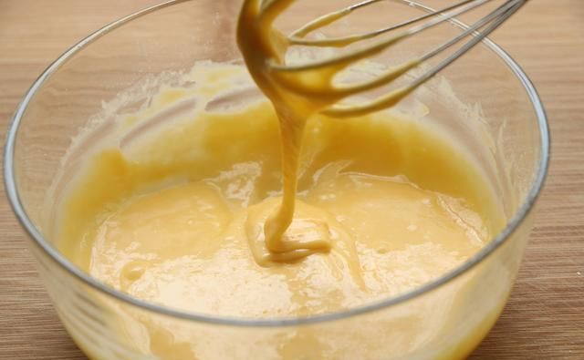  蛋白|戚风纸杯蛋糕的做法，不回缩不开裂，柔软细腻，在家做轻松搞定！