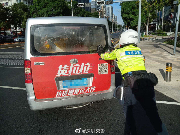  故障|面包车遭遇故障停转弯位，铁骑协司机推车至安全点