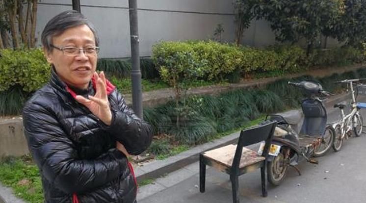  下一|为占车位小伙拼了，烈日下一蹲就是3小时，网友：不丢人吗？