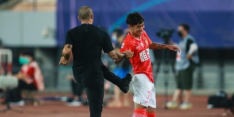  申花|韦世豪成恒大大腿连进两球胜申花，将帅失和卡纳瓦罗怒踢韦少被抓拍