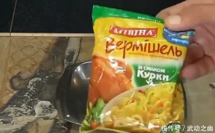 惊奇不已|男子好奇把铝水倒在方便面上,出现的结果让人惊奇不已