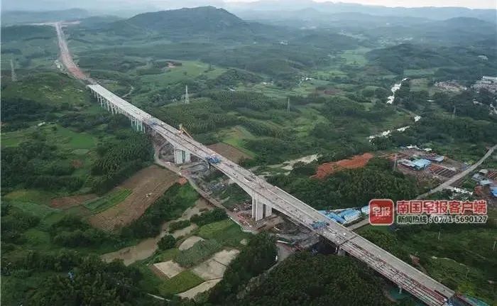 征集志愿|早新闻丨广西一男子带孩子坐扶梯只顾玩手机,揪心的一幕发生了