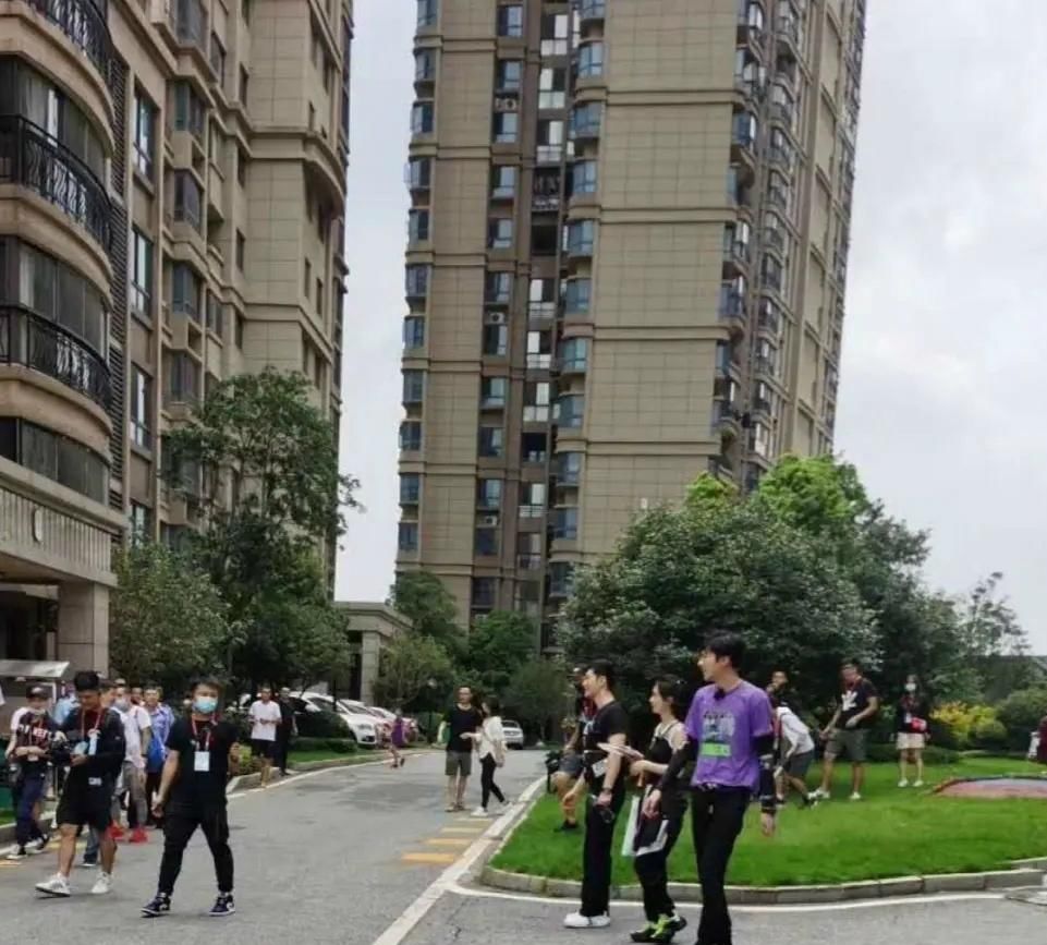  路透|赵丽颖《中餐厅》路透，穿小背心显好身材，看到小孩后母爱爆棚