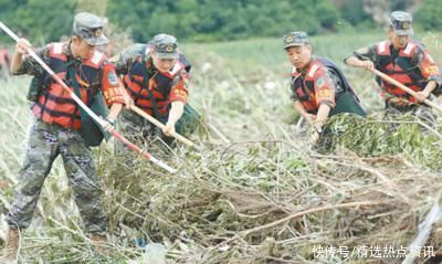 让党旗在防汛抗洪救灾一线高高飘扬