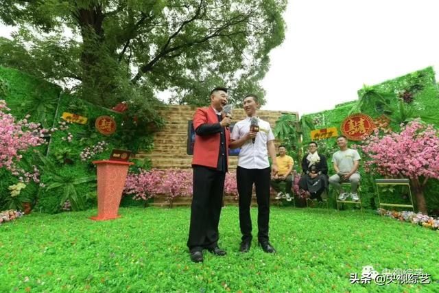 华尔兹|《喜上加喜》父亲在女儿相亲现场抱着扫帚跳华尔兹?
