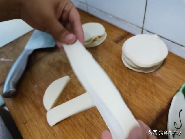  家用|美食小妙招：在家用饺子皮制作油泼面，做法简单，非常好吃