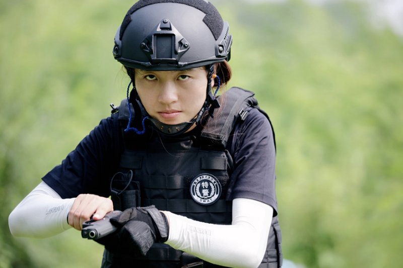 特警队|特警炼成，新人入队！这俩女特警太飒了
