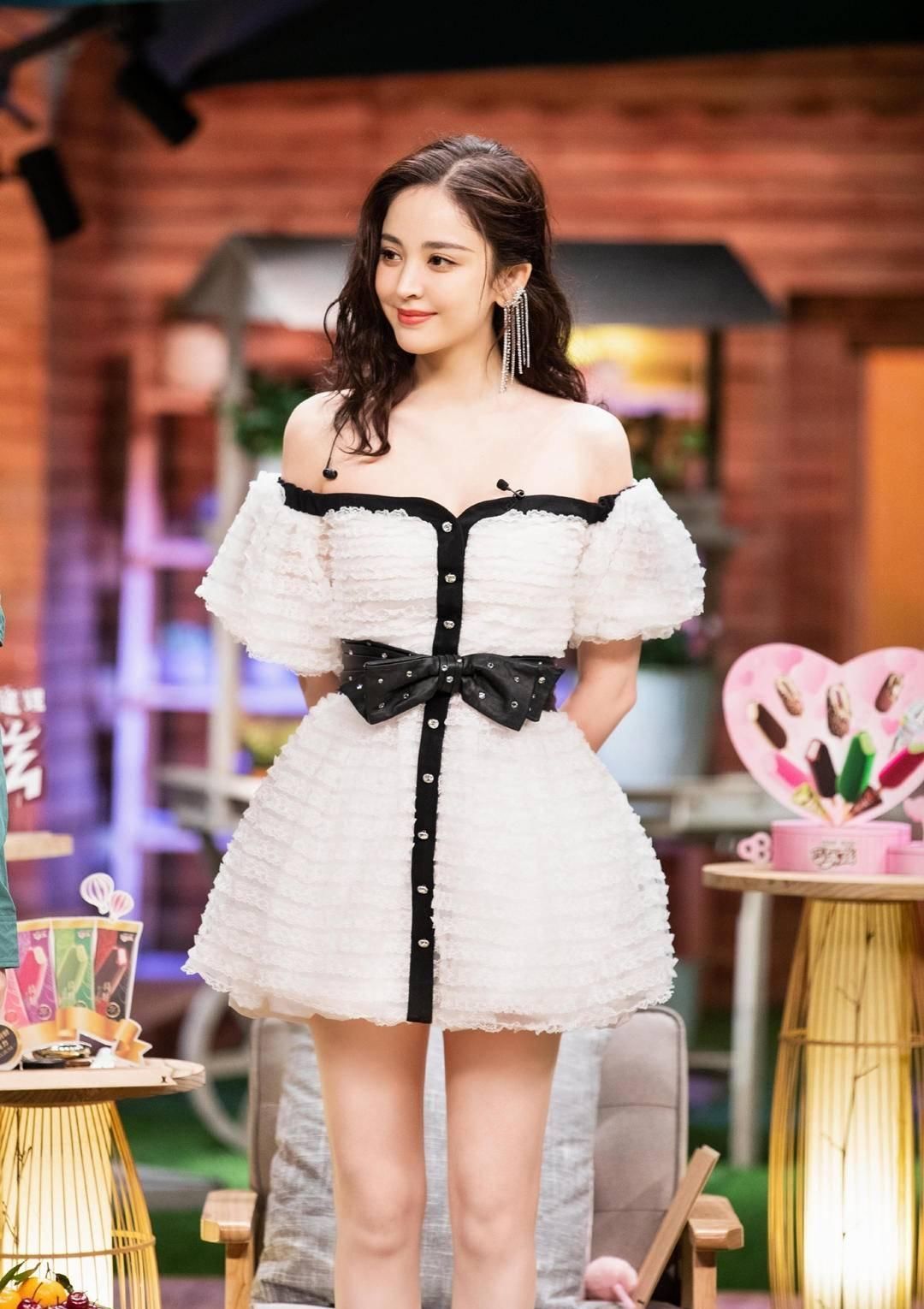  吴昕|吴昕穿泡泡裙秀舞姿，撞衫娜扎和周冬雨，真看不出来有9岁年龄差