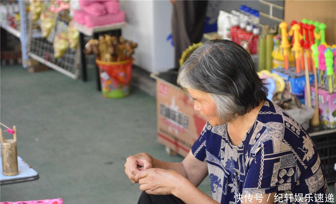 卖钱|7旬大妈做手工卖钱,中午啃个桃子当午饭,游客搞完价却少给5块钱