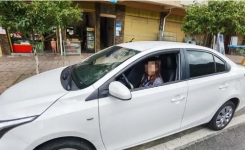  车太|神逻辑！女子无证驾驶：自动挡的车太简单，就这样开了