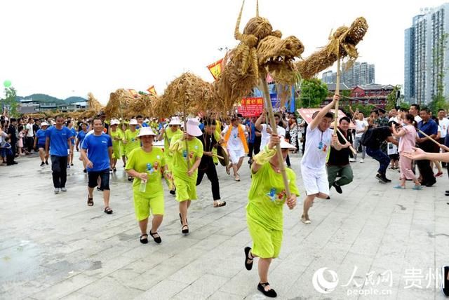 戏水|贵州德江：土家儿女与龙戏水共享夏日清凉