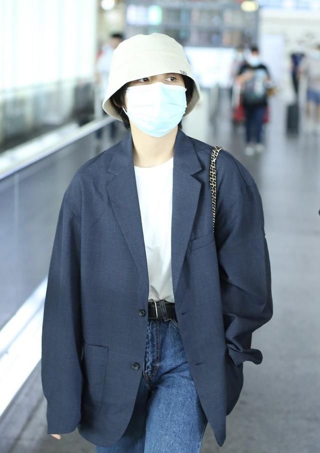  下半身|张子枫现身机场，宽松西装搭配白色T恤，全身包裹严实休闲感十足