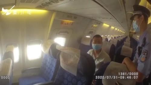  擅自拉动|飞机刚到厦门，这名大学生就被拘留！全因“手欠”……