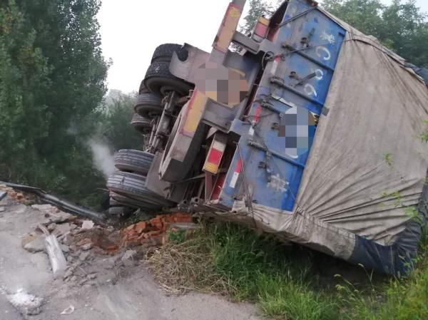  无恙|大货车侧翻跌落深沟，安全带保驾驶员无恙