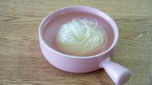 迷上|最近早餐迷上这道面食，一擀一卷，咬一口满嘴香，三伏天要多吃