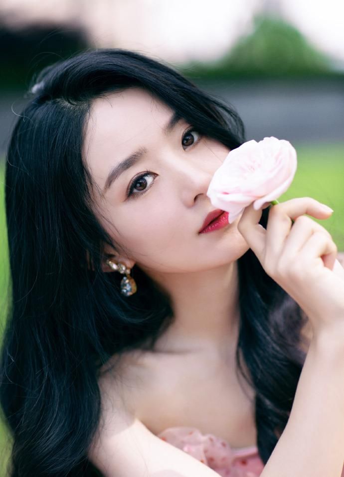 身姿|赵丽颖懒理争议照常营业,穿粉色波点裙秀婀娜身姿,手持鲜花人比花娇