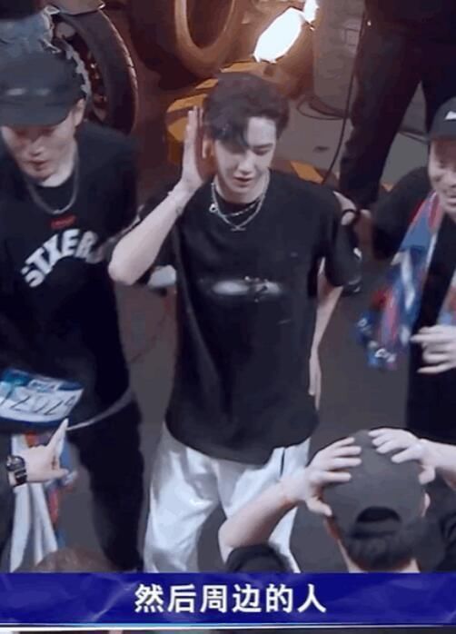 衣服|王一博《街舞3》妖娆舞姿被疯传,扯张艺兴衣服好飒,钟汉良表情失控超搞笑