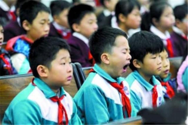 青春|男生午休偷吃辣条被班主任逮住，同桌表情亮了，网友：青春的样子