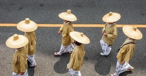  国王|此国国王不敢称帝，大臣说：别国都能称帝，生在我国死了也不可惜