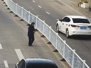 生命|小心！翻越栏杆一小步，丢失生命一大步