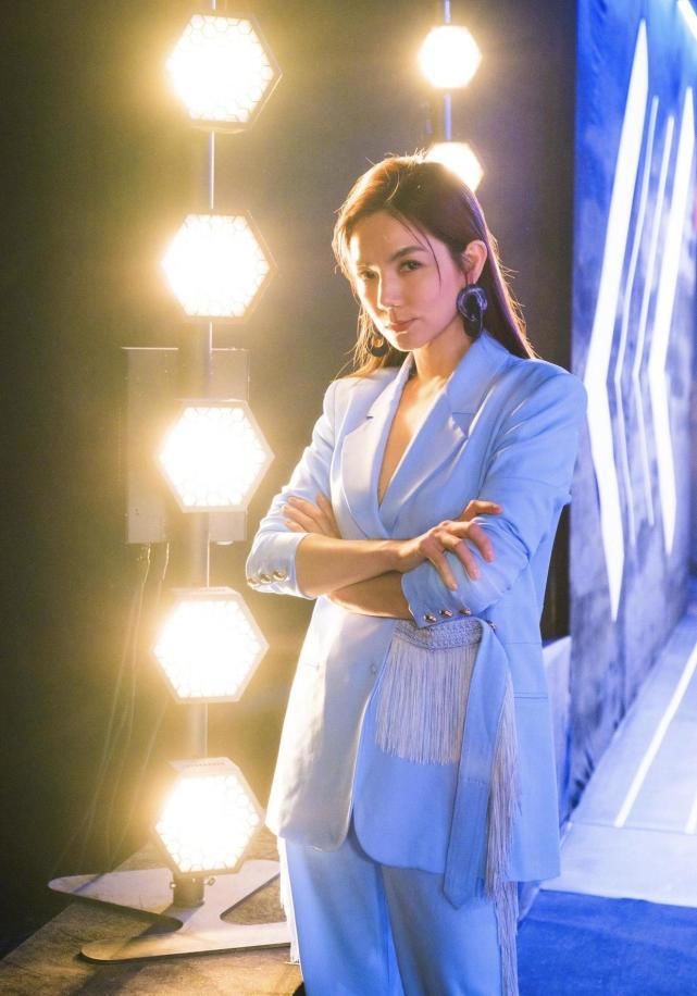  穿在身上|“假小子”陈嘉桦越来越有女人味，长发配蓝色西装干练清爽，好美