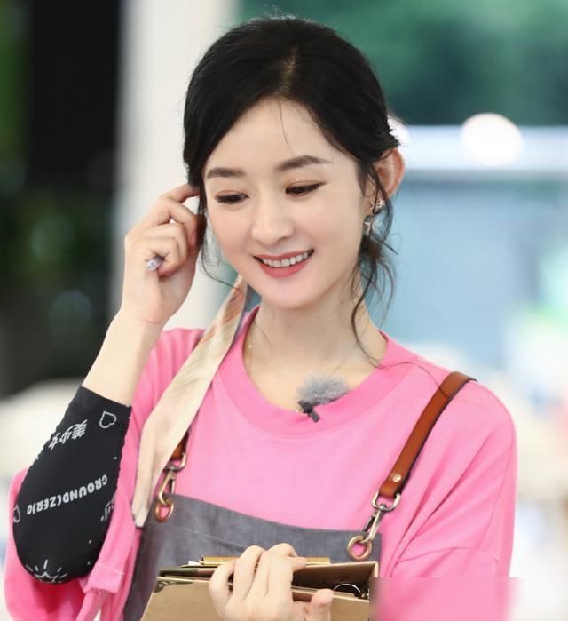  暴露|赵丽颖带小朋友做甜品，下意识的反应暴露当妈后的变化