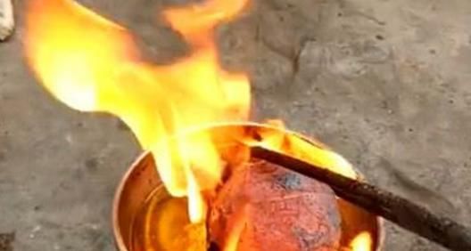 接下来|男子将烧红的铁球放进热油锅中，接下来的这幕，网友看了直想笑