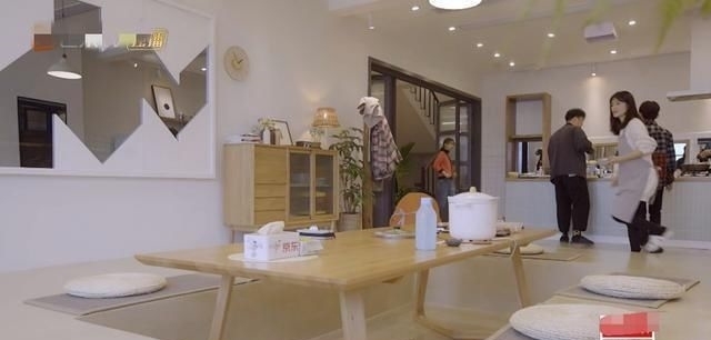 家族|吴昕在节目中下厨,虽然动作生疏,但是快乐家族其他人的反应却