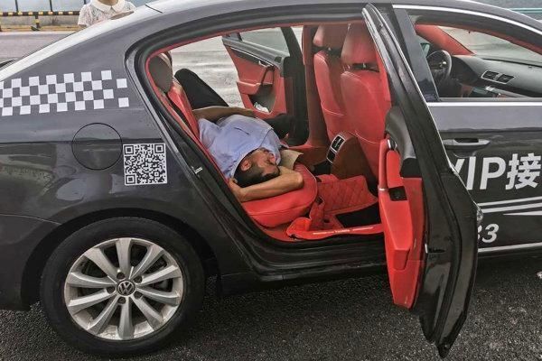  交警|紧急！车上有个危重病人，交警闯红灯11分钟送医救治