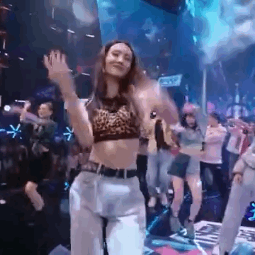  没胸|靠完美腹肌上热搜，一人吊打十个韩团的她，居然被人说没胸没臀？