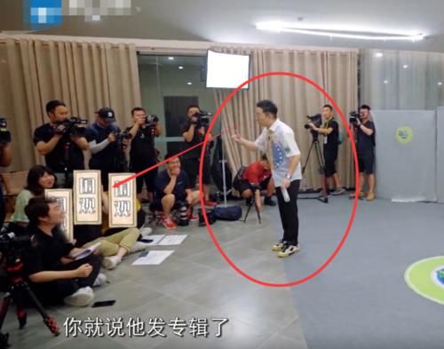  吴彤|杨迪有多适合做主持人？导演念节目流程，谁知台本有误，杨迪的救场举动亮了