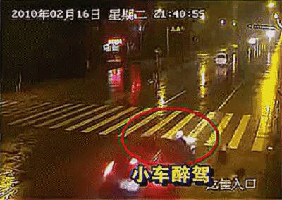  路边店面|凌晨2点上演惊心一幕！车被撞的面目全非