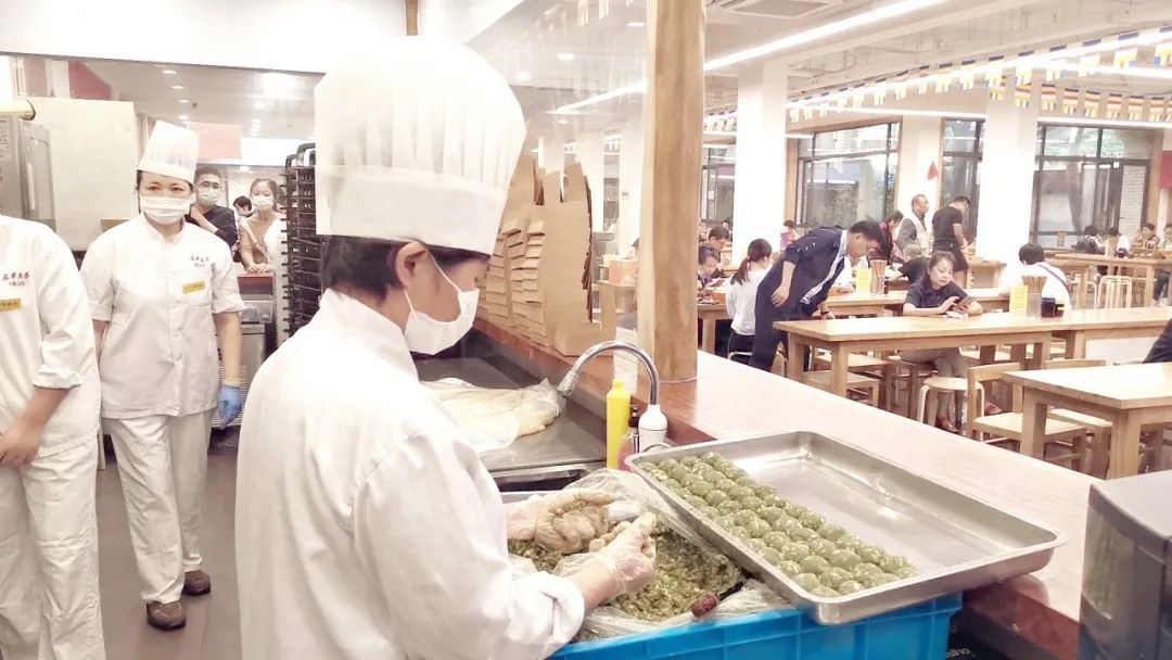 古寺|传承千年的美味!日售1.5万个的龙华古寺净素月饼侬买到了伐?