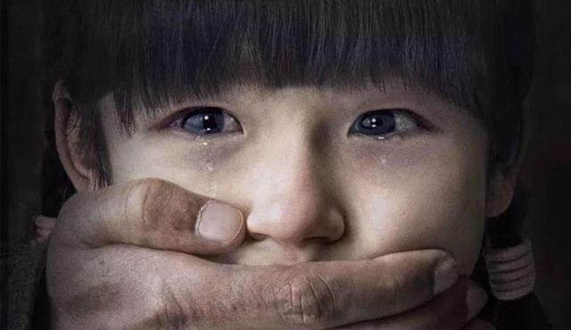  妈妈|人贩当众抢娃，还反咬宝妈才是人贩子，妈妈机智反转让众人叫好