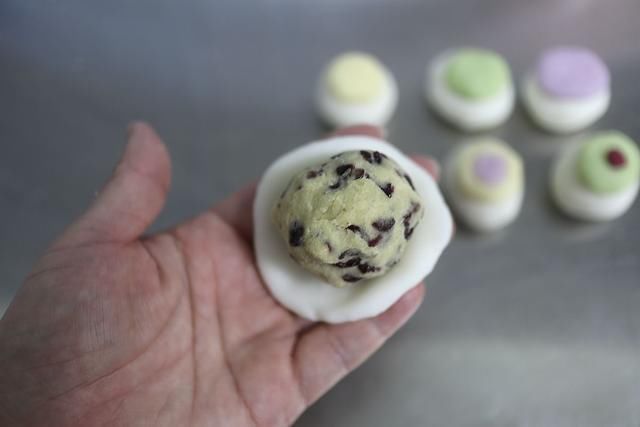 冷藏|不用烤箱的冰皮月饼,冷藏后比冰淇淋还好吃,包一包压一压就成形