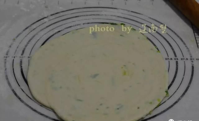  饼子上面|想做出层次分明的葱油饼，这个东西还真不能少！