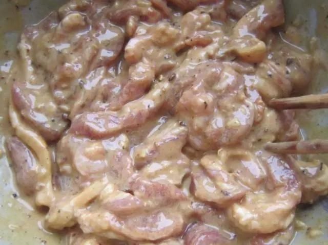  记住|炸酥肉时，记住这3个窍门，又酥又脆不回软