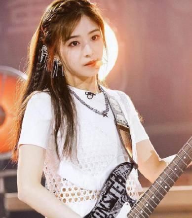 周深|同样的套路!周深两蹭热度,《乘风破浪的姐姐》最委屈!